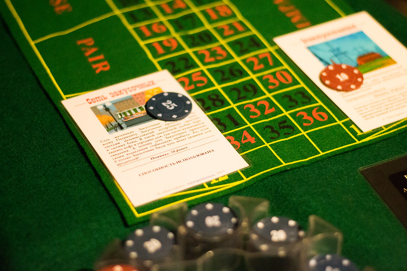 Ведущий развлекает гостей на корпоративе в Сочи