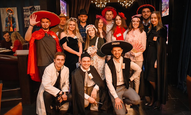 Корпоратив на Новый год в Сочи — празднично украшенный банкетный зал