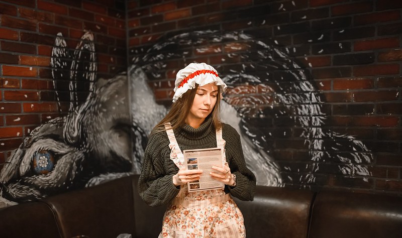 Выездные квесты на Международный женский день: организаторы проводят игру в школе Sochi