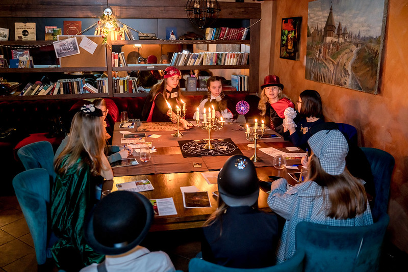 Дети разгадывают загадки в семейном квесте Хэллоуина в Sochi