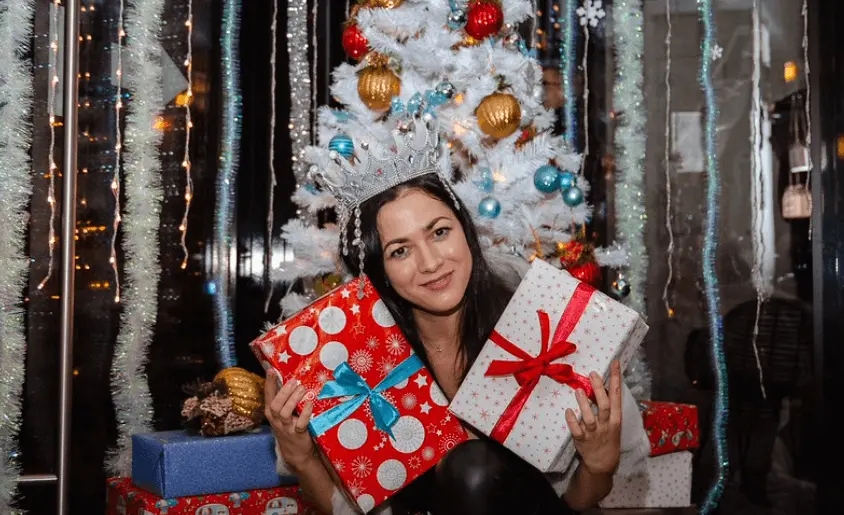 Гайд по идеальному Новому году 2026 с друзьями в Сочи: от квартиры и коттеджа — до квеста и ночного города