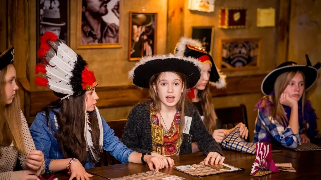 Квест на&nbsp;8&nbsp;марта в&nbsp;школе &laquo;Завещание Флинта&raquo;: дерзкая пиратка пытается обхитрить наивных индейцев. 